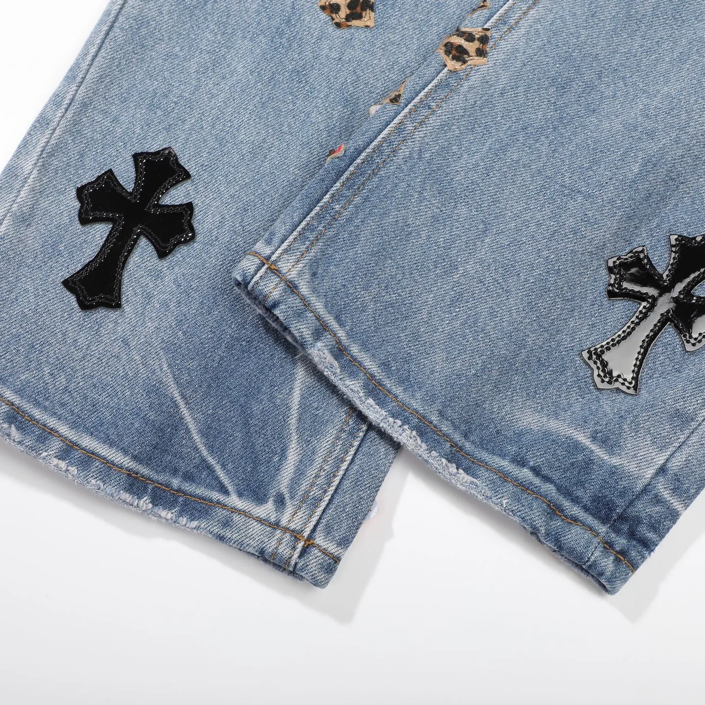 P280 Chrome Hearts blue denim with red black panther pattern multi-leather jeans. CH jeans need to be washed and then disassembled and hand-stitched with sheepskin cross leather and then spliced ​​to complete. The whole piece has too many craftsmanship to explain. The patchwork cross pattern is embellished, and the high-waisted washed jeans! ! Absolutely high-end luxury products, god-level single products and super popular products, made with top heavy industry, a must-see magic weapon. Customized hardware. The fabric is thick and soft after washing. It has good breathability. Customized small leather label. Unique design. The details are simple and elegant, and the workmanship is exquisite. The entire trousers are neatly routed and the details are in place! It’s so cool that both men and women can easily control the genderless trend! Color: Blue Size: 28 30 32 34 36